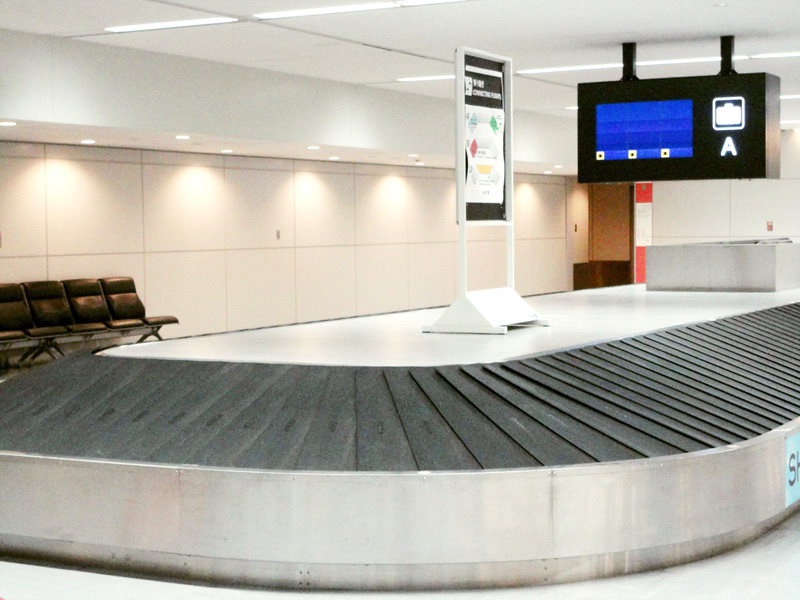 空港の自動搬送コンベヤ